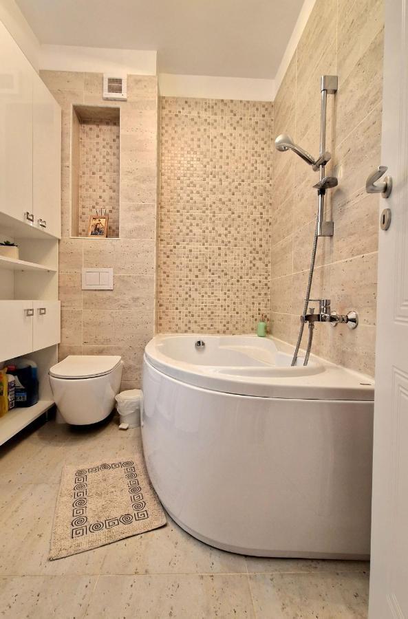 Domus Magistrae Apartment Bukares Bagian luar foto